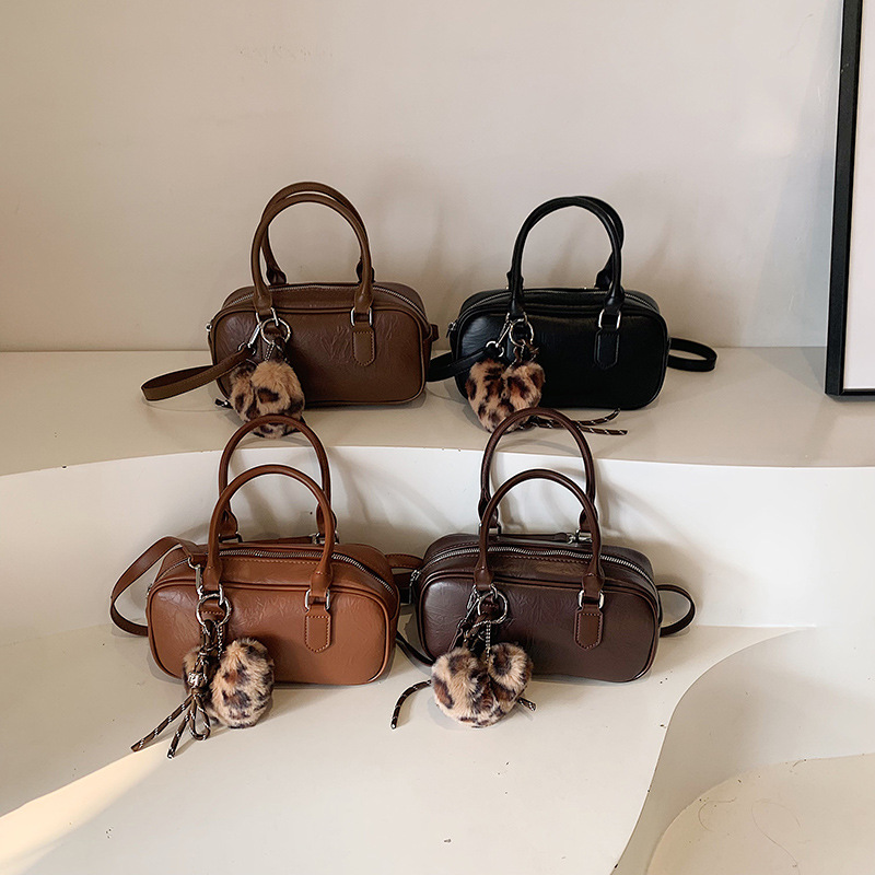 빈티지 예술적 핸드백 2024 겨울 새 가방 통근 여성 가방 인기있는 어깨 가방 간단한 크로스 바디 가방