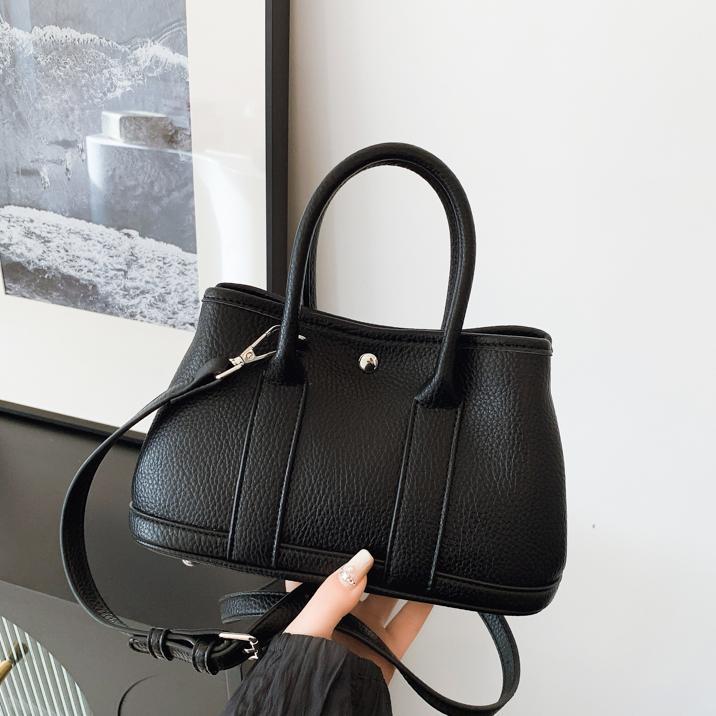 Bolso de mano universal coreano para mujeres 2025, nueva moda de gran capacidad bolso de hombro casual simple bolso de cubo inclinado