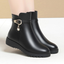 冬季舒适保暖加绒加厚妈妈棉鞋时装女靴短筒侧拉链中年时尚水钻鞋