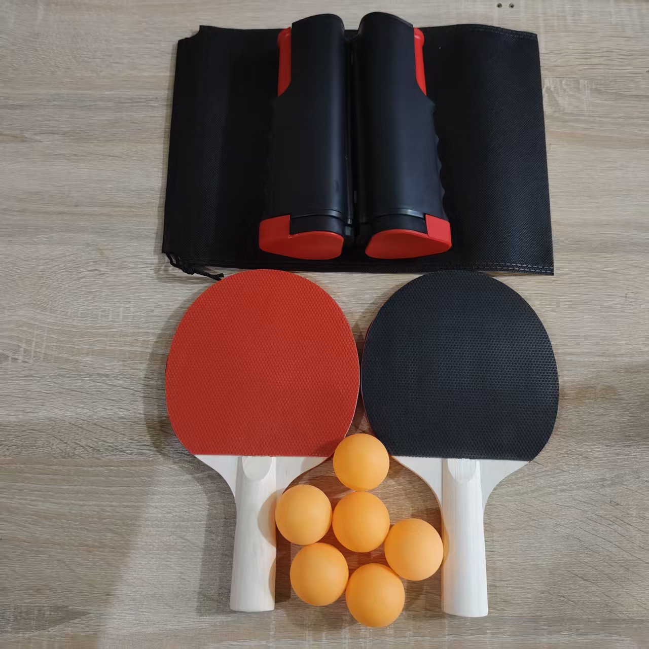 빨간색과 검은색 그리드 + 노란색 탁구공 6개 + 순수 목재 라켓 2개 + 보관 가방]