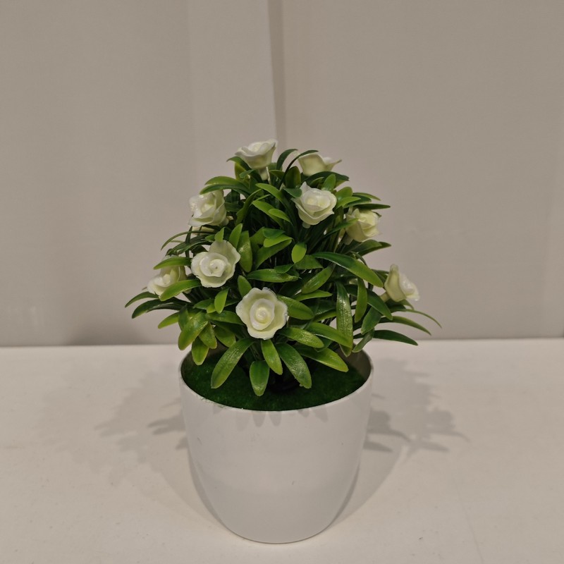 模擬緑の植物小さなバラの鉢植え小さな白いポットフラワーアレンジメントデスクトップ緑の葉のカラフルな花の装飾ハイエンド盆栽|undefined