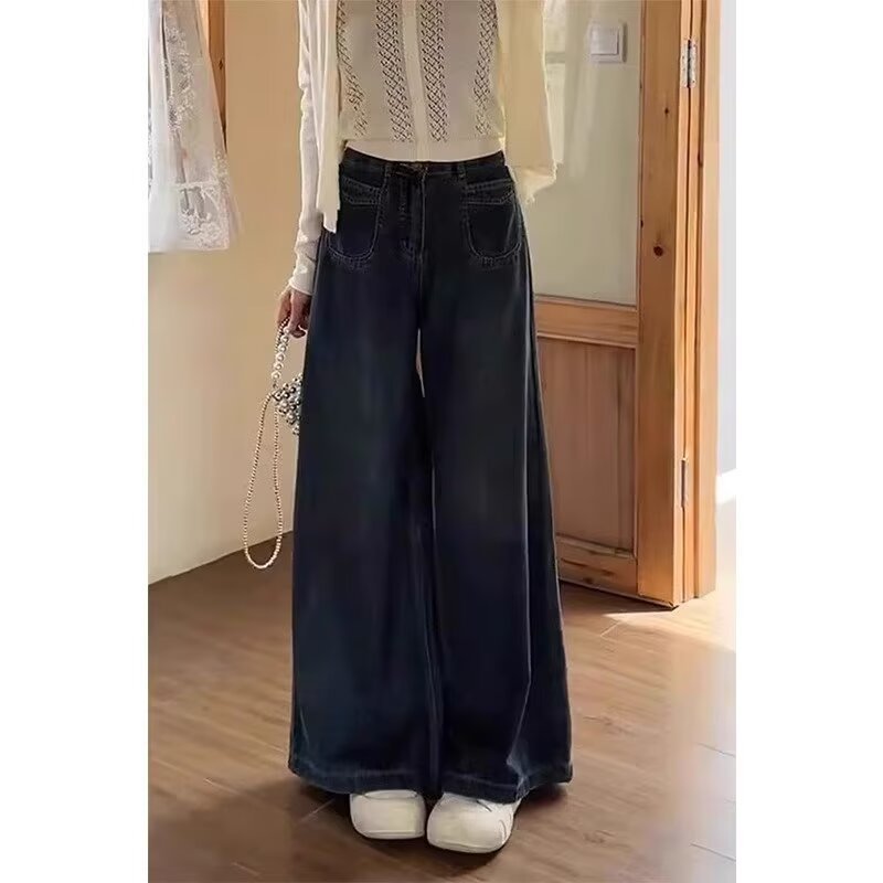 ハイウエストのワイド脚のジーパンの女性は小さいです。|undefined