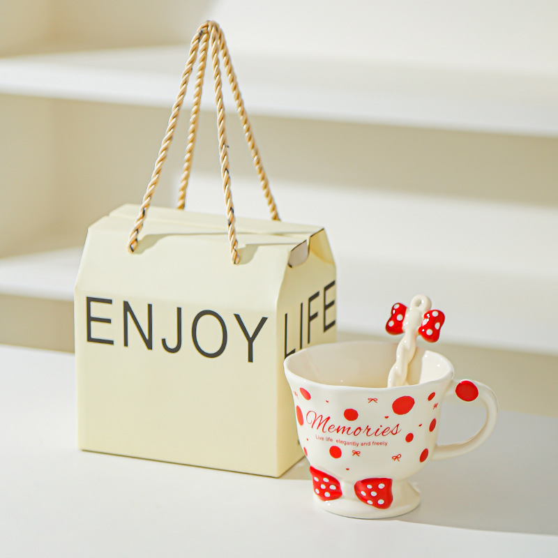Taza de cuchara de lazo Juego de taza de niña linda Taza de bebida Taza de regalo pequeña Taza de cerámica de alto valor