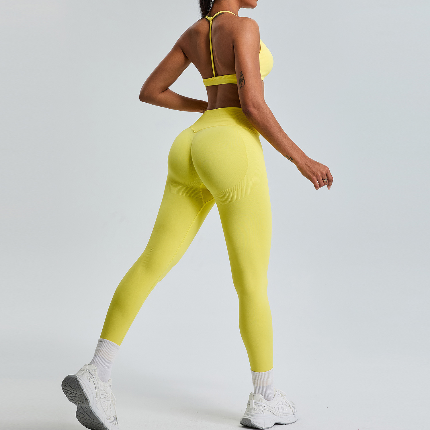 Traje deportivo sin costuras de otoño e invierno nuevo transfronterizo Traje de yoga para correr al aire libre con glúteos de melocotón Traje de fitness de cuatro piezas