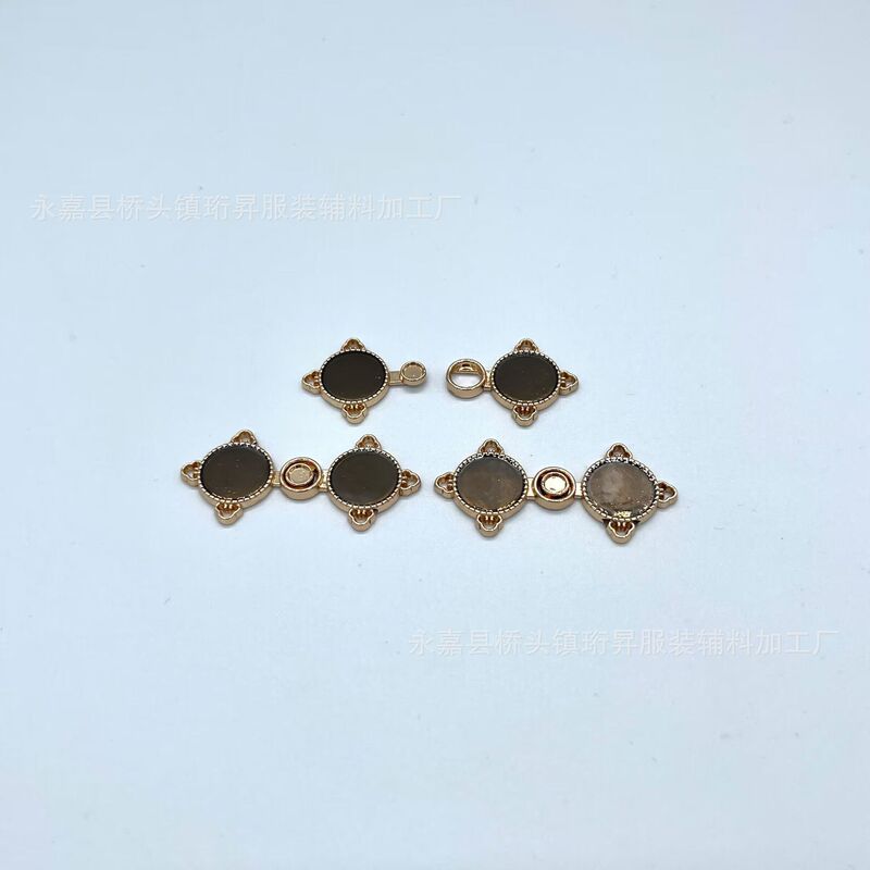 New Chinese-Style Popular Women's Clothing with Metal Buckle, Chinese-Style Elements, Traditional Chinese Qipao with Double Buttons