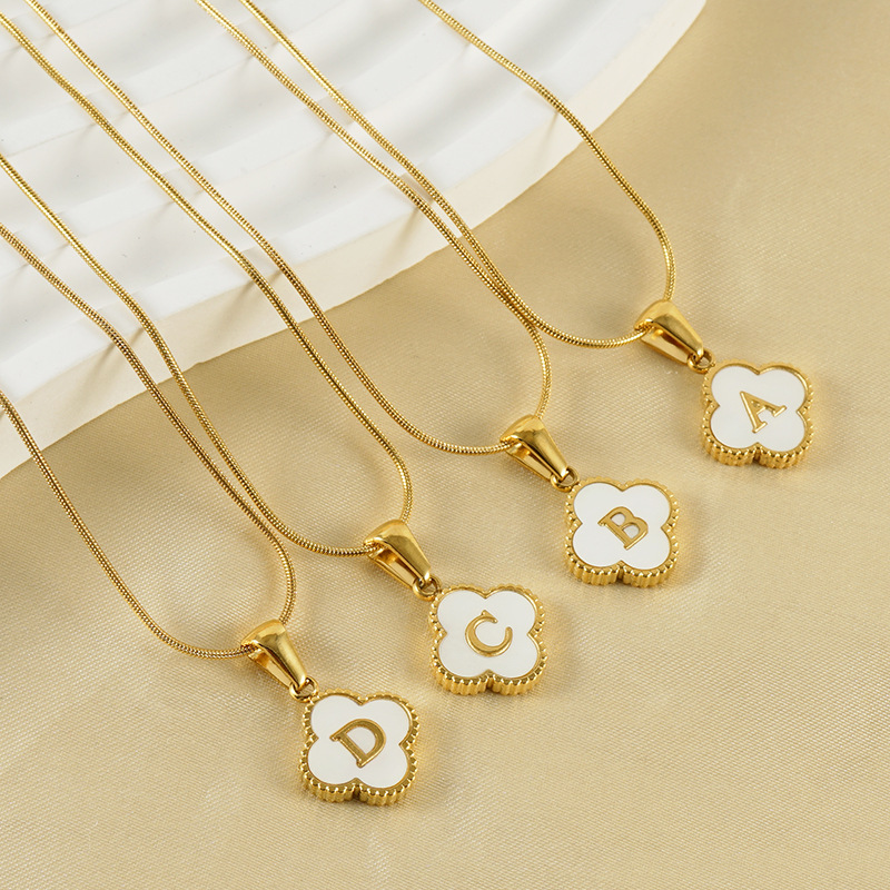 Simple 18K trébol carta Collar para las mujeres ins titanio acero serpiente hueso cadena Shell letra colgante joyería en stock venta al por mayor