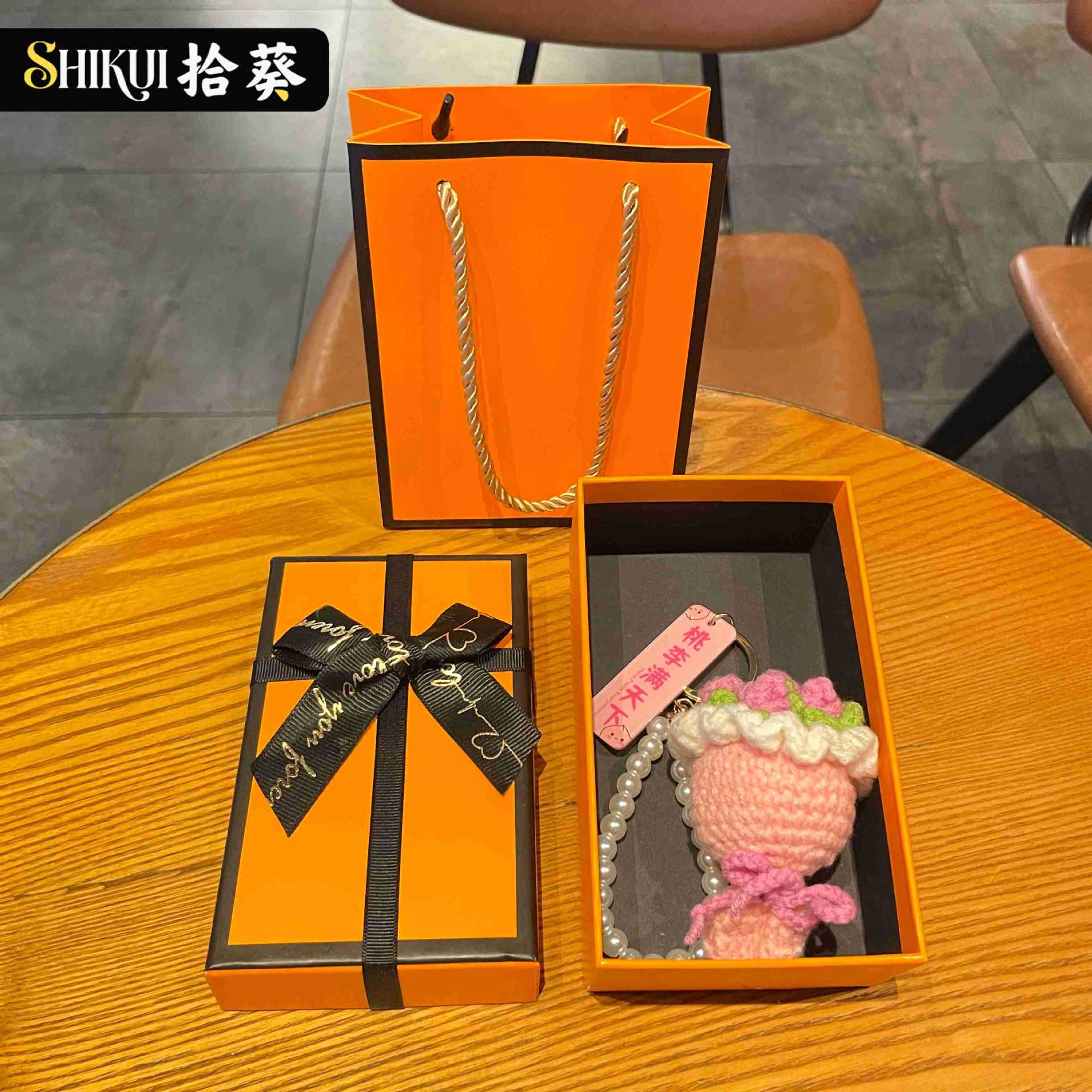 Fuchsia chain pearl, orange gift box