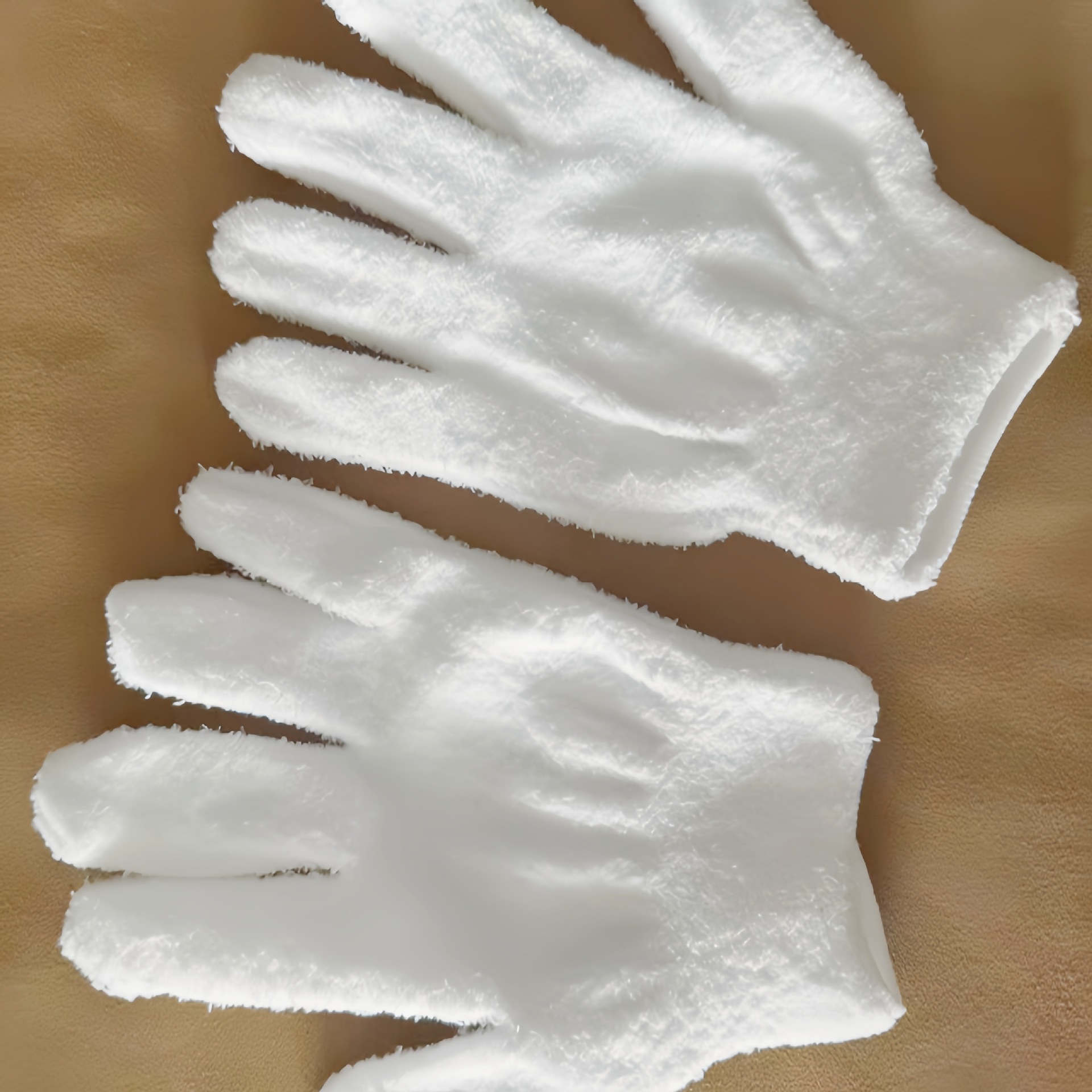 흰색 벨벳 장갑