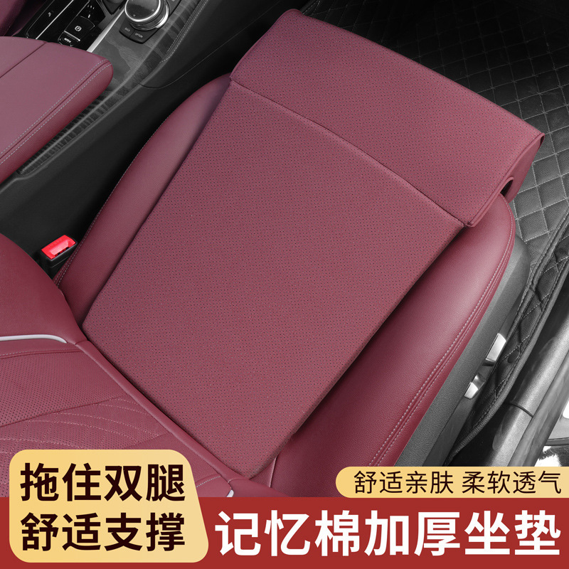 自動車の座布団と長い足の女性の運転手の車載の主な助手席のシートは神器の滑り止めを支えて、位置を移動しません。|undefined