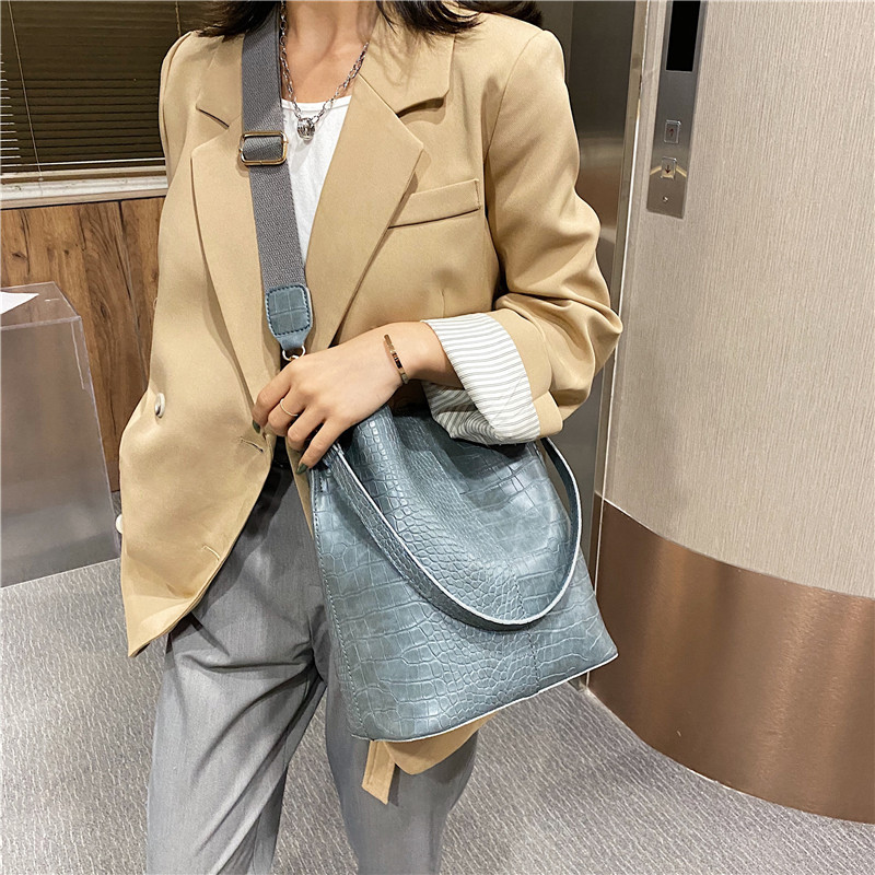 Borsa a secchiello elegante da donna con tracolla larga_voghion.com