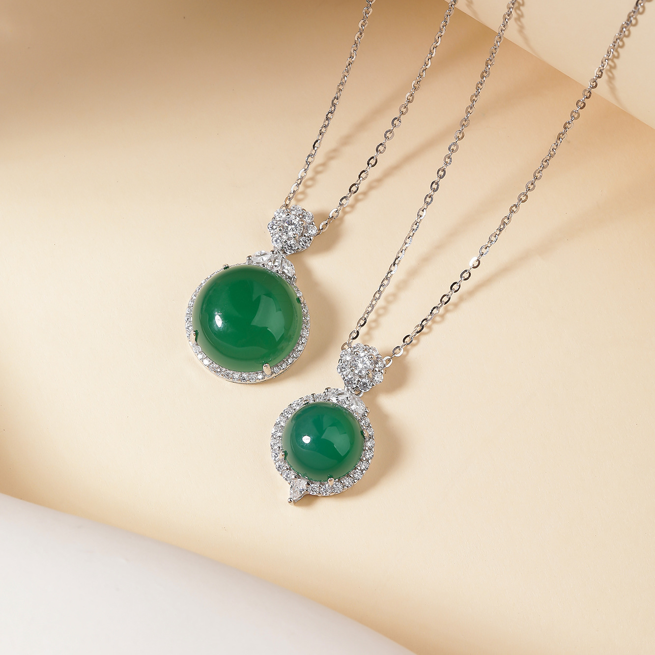 S925 plata de ley de alta calidad diamante con incrustaciones de calcedonia verde natural collar de fideos de huevo nuevo estilo chino cadena de clavícula de todo fósforo