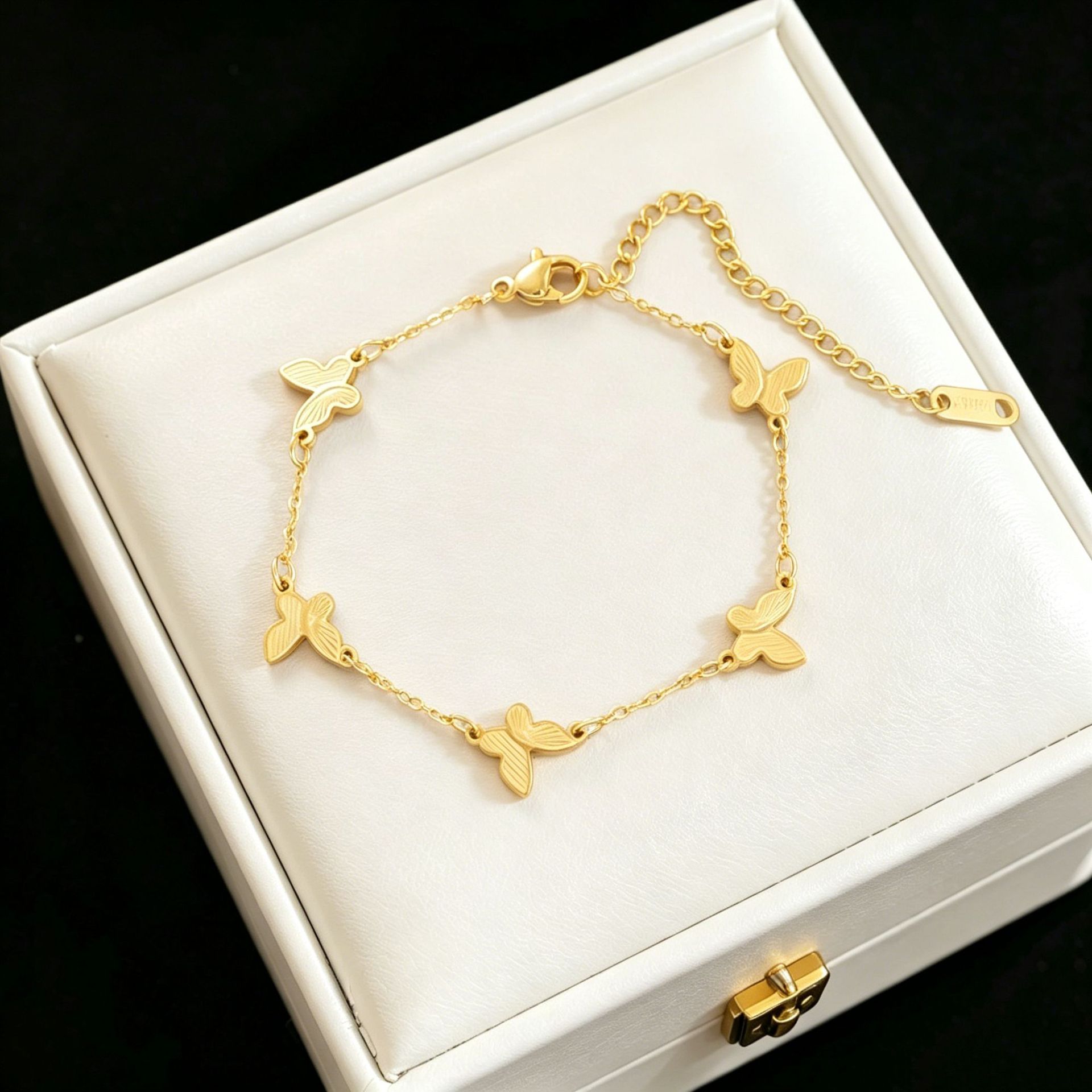 Modas retro mariposa joyería de mano Europa y América nuevo no desvanecerse nicho simple diseño de alta sensación pulsera de acero de titanio para mujeres