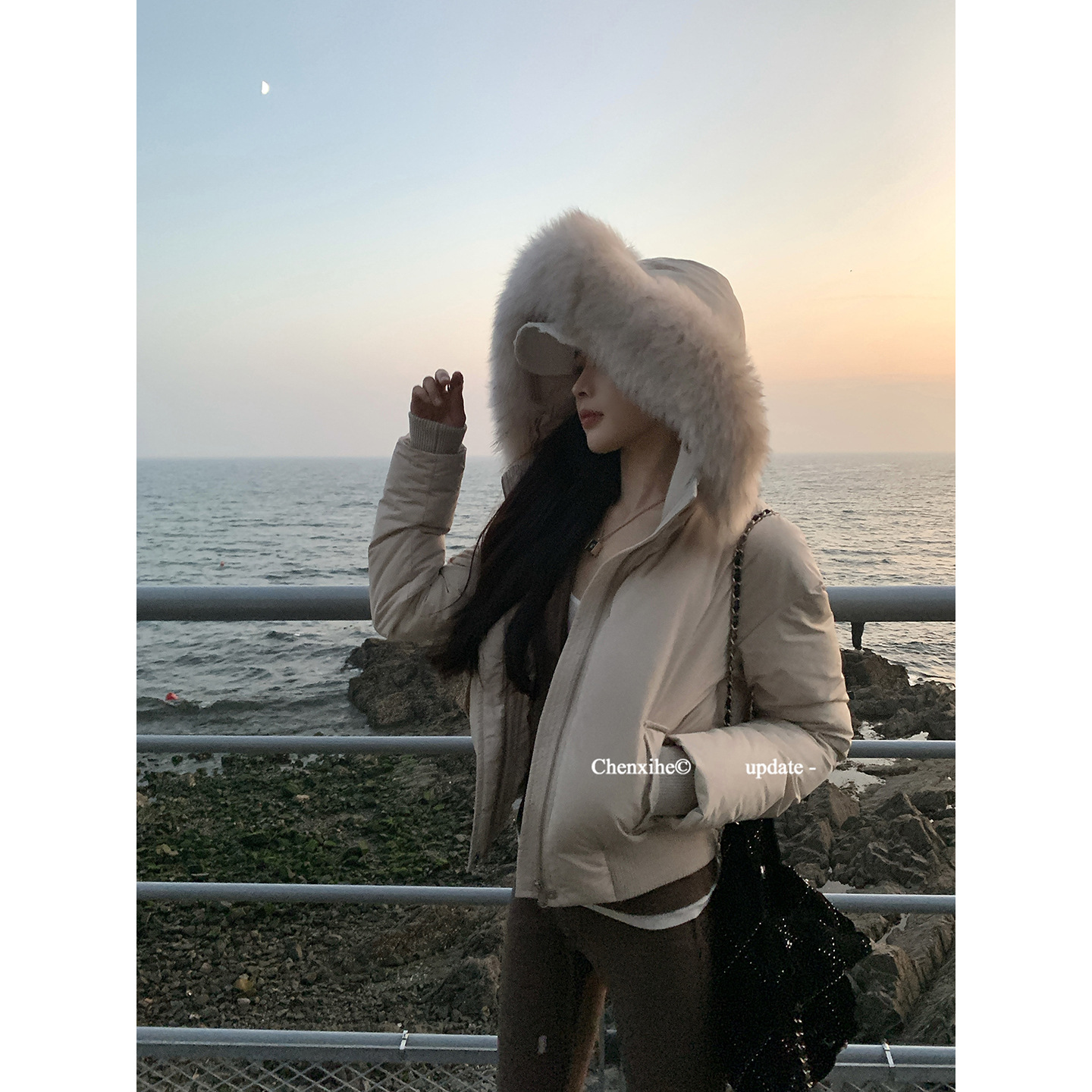 허첸시 여우털 칼라 숏 스타일 마이크로 새틴 광택 다운 재킷 2026 겨울 신상 키높이 슬림핏 후드 코트