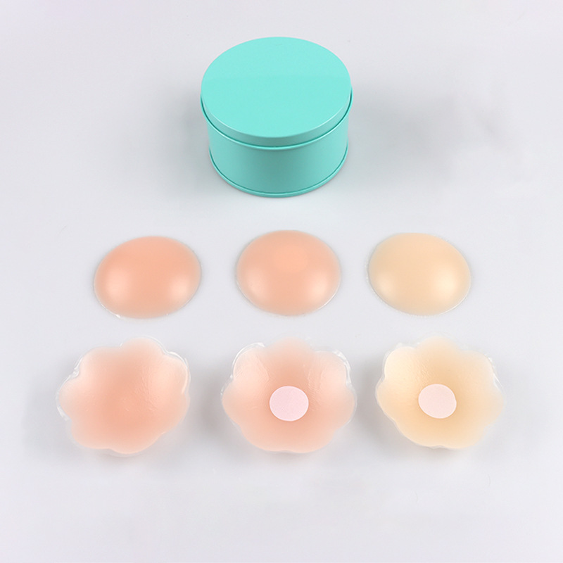 シリコンゴムの薄い肌の色の乳は凸点の乳首をくっつけて胸をくっつけて通気性を貼ります。|undefined