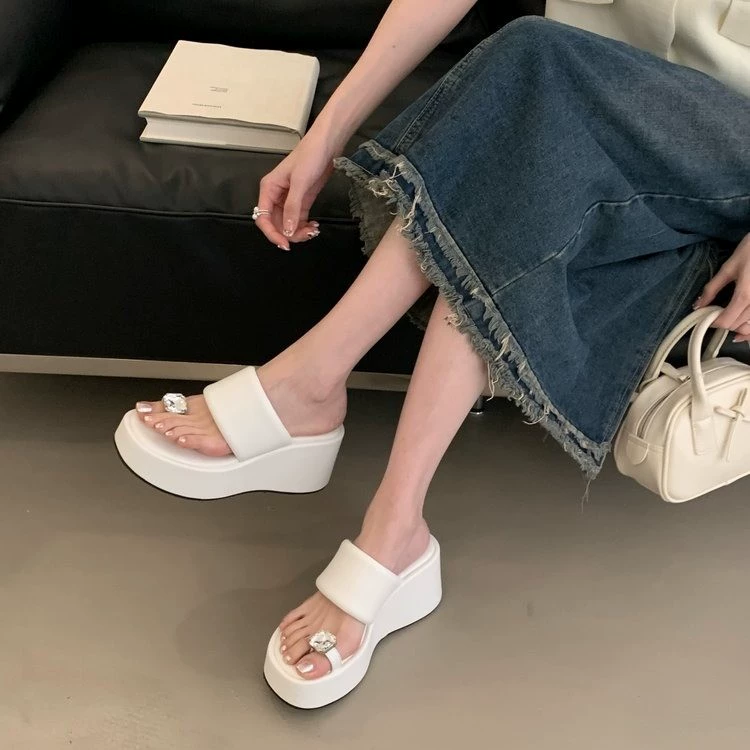 Корейские стразовые шлепанцы для улицы, летние пляжные сандалии на танкетке, женские вьетнамки 2025 года.