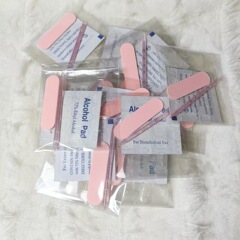甲の四つのセットを身につけています。アルコールの綿棒とオレンジの木の棒の両面のゼリーをこすります。