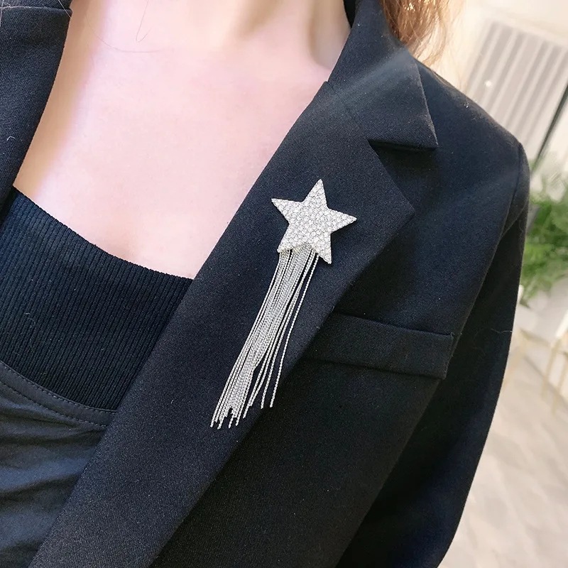 Elegante spilla con nappe da donna, accessorio chic per giacche_voghion.com