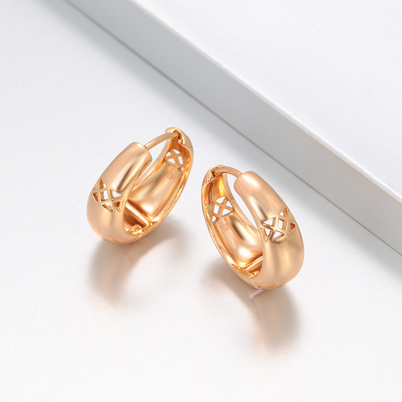 Xuping Europa y los Estados Unidos transfronterizos hebilla de cobre aleación de geometría lisa hueco diseño de aretes circular fuente fábrica personalizada mujer