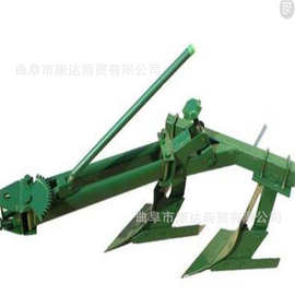 拖拉机带圆盘耙 四轮拖拉机带草莓起陇机 四轮拖拉机图片