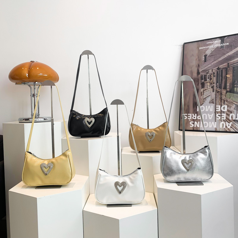 Internet celebrity popular love women's 2024 new versatile simple underarm bag trend Korean version fashion_voghion.com