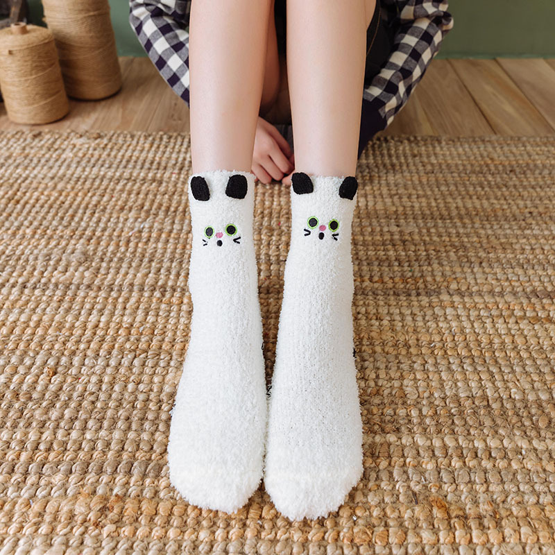 Otoño e Invierno nuevos calcetines de terciopelo de coral de invierno engrosada tridimensional de dibujos animados bordados piso calcetines de Navidad media Casa De terciopelo Calcetines