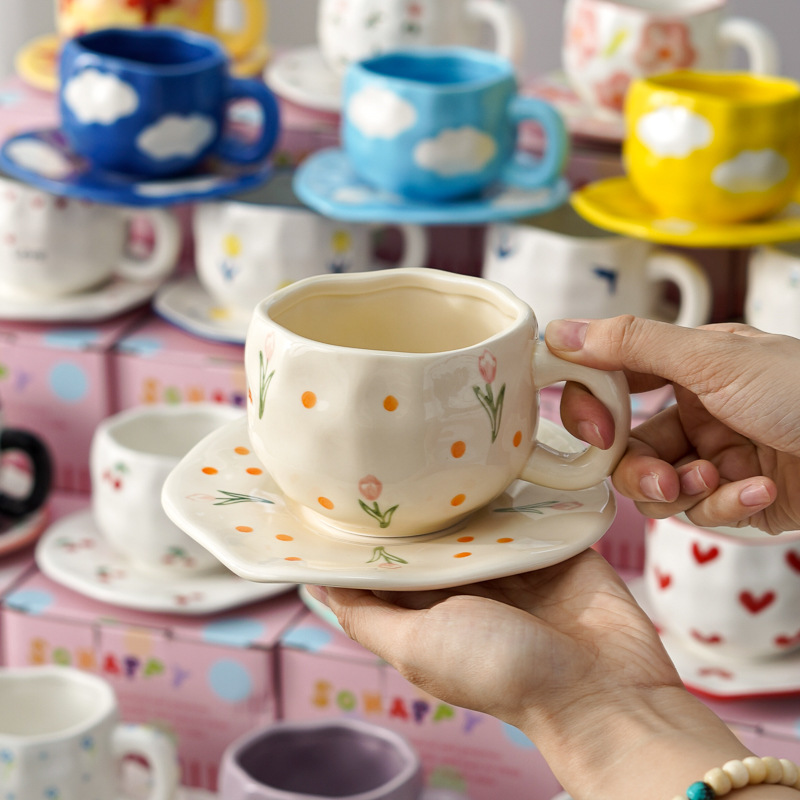 Hermoso conjunto de tazas de café y platos Regalos comerciales Irregulares tazas de desayuno transfronterizas de cerámica Pastoral pintada a mano esmaltada