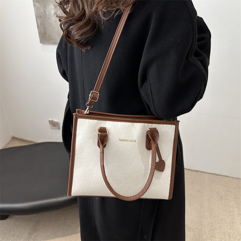 Simple nuevo bolso de mujer, bolso práctico de alto nivel, invierno 2024 nuevo estilo universal en la textura de la bolsa de transporte