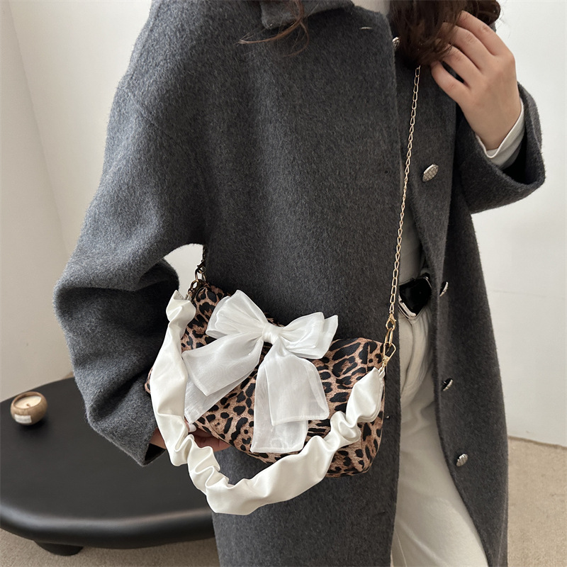 Bolso de diseño de nicho francés femenino 2024 nuevo bolso de mensajero con lazo plisado de moda bolso de alto valor