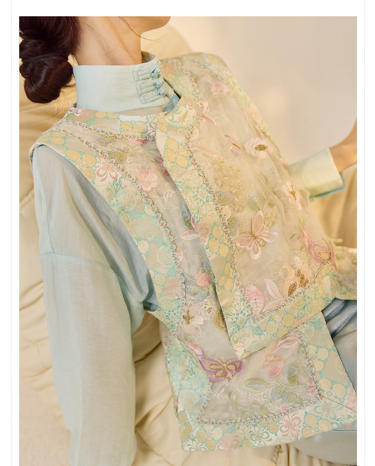 Áo vest gile nữ lụa tơ tằm thêu họa tiết cổ tròn không tay phong cách Trung Hoa mới ZX N6021 — màu xanh nhạt chi tiết 2