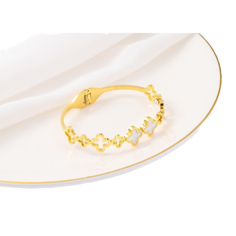 Diseño hueco, imitación de concha blanca, trébol de cuatro hojas, pulsera de acero de titanio, sentido de lujo femenino, simple y moderno, no se desvanece, pulsera de celebridades de Internet