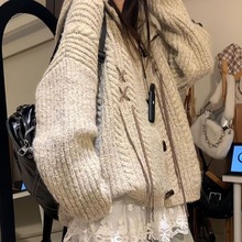 两件套毛衣韩系慵懒风秋冬连帽针织牛角扣开衫叠穿休闲牛仔裤套装