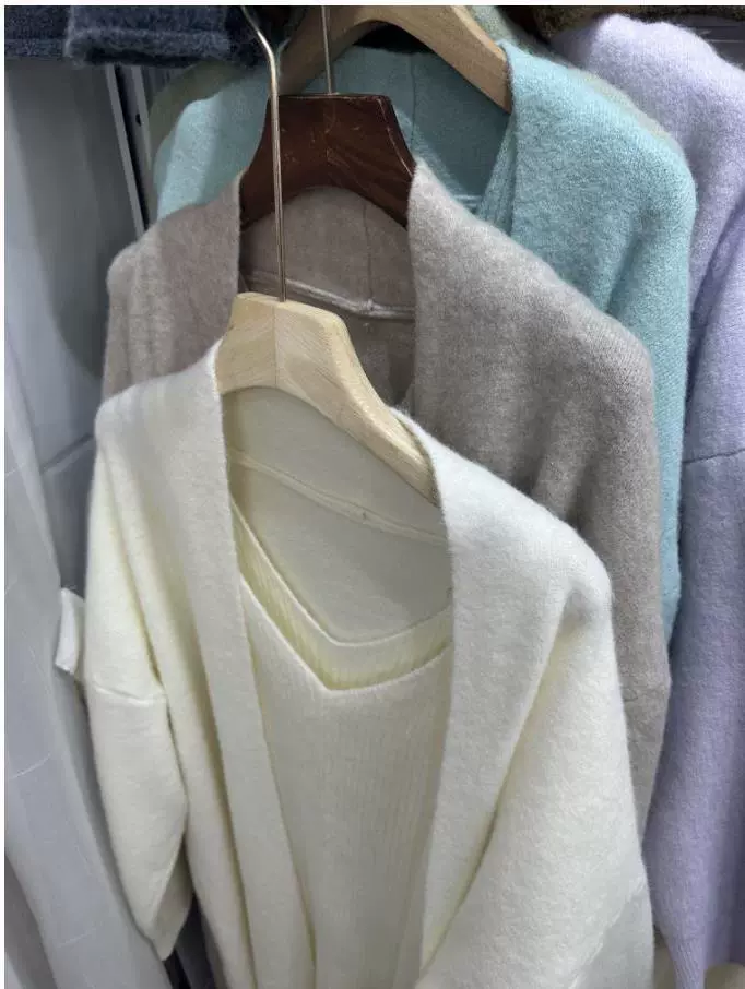 Вязаный комплект Xiupai — длинный кардиган и платье с V‑вырезом, one-size, яркие цвета