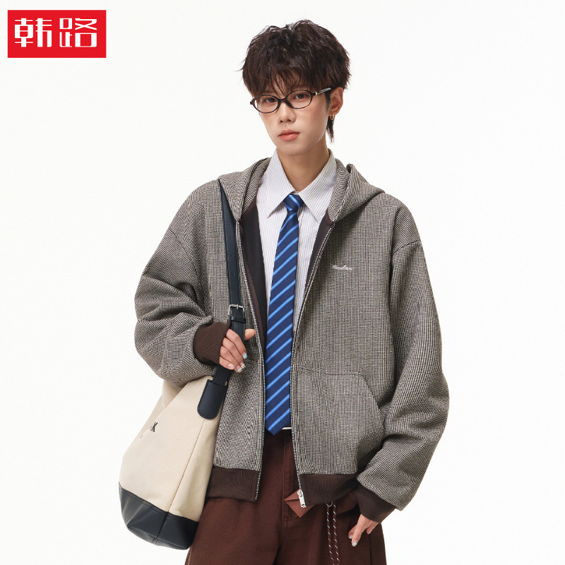 Hanlu | Imitation wool houndstooth cardigan hooded sweatshirt for men, autumn style, short and oversized silhouette with letter embroidery Hanlu | Imitation wool houndstooth cardigan hooded sweatshirt for men, autumn style, short and oversized silhouette with letter embroidery