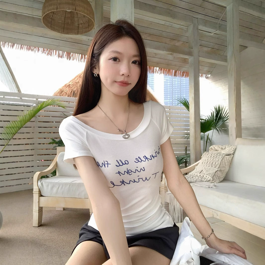 Американская модная женская футболка с одним плечом, принтом и коротким рукавом, летний стиль 2025 года, простой, стройнящий, универсальный топ