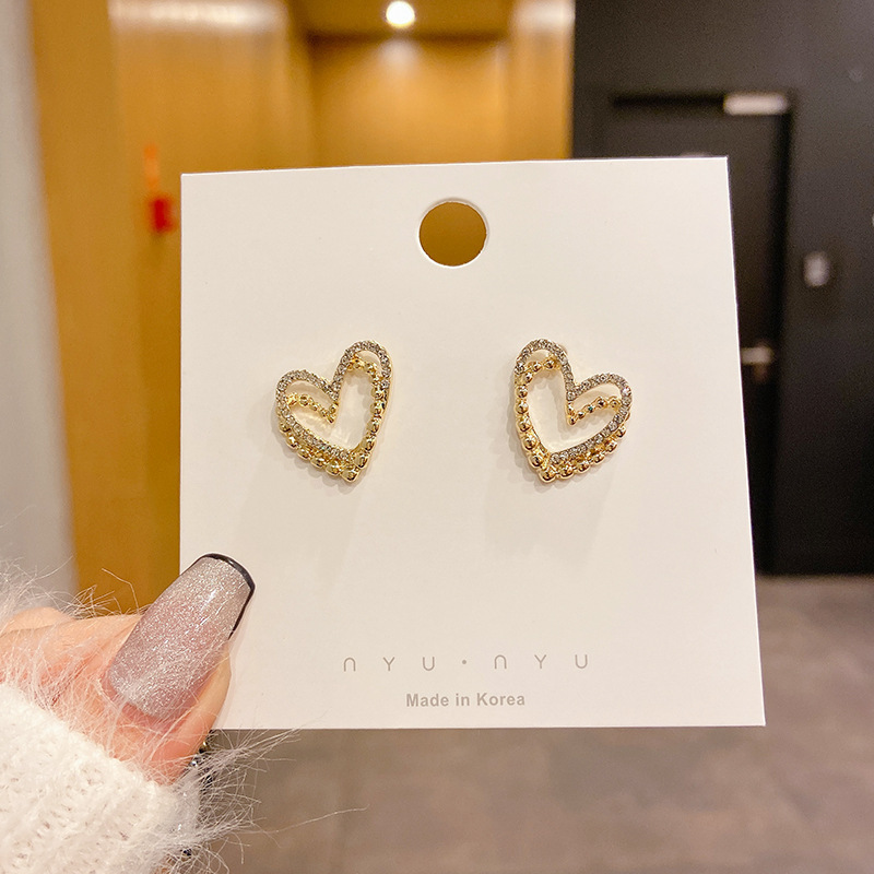 Luz de lujo de alto nivel nicho de diseño femenino sensación de aretes de bordilla temperamento perla asimetría joyería perla al por mayor