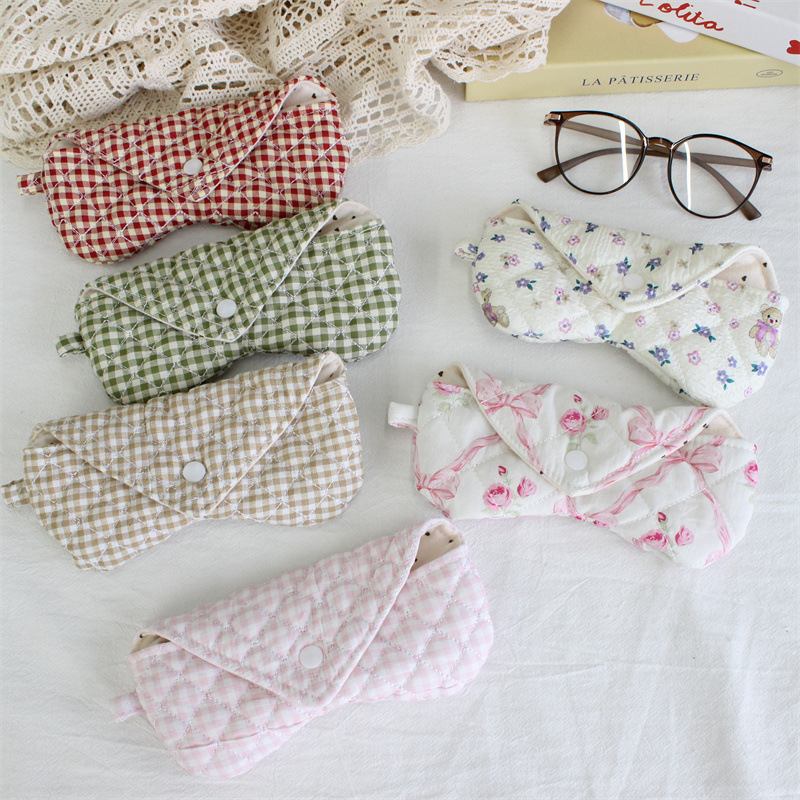 Cute heart-shaped glasses storage bag, handmade fabric quilted glasses dustproof pouch, can be hung as a decorative accessory