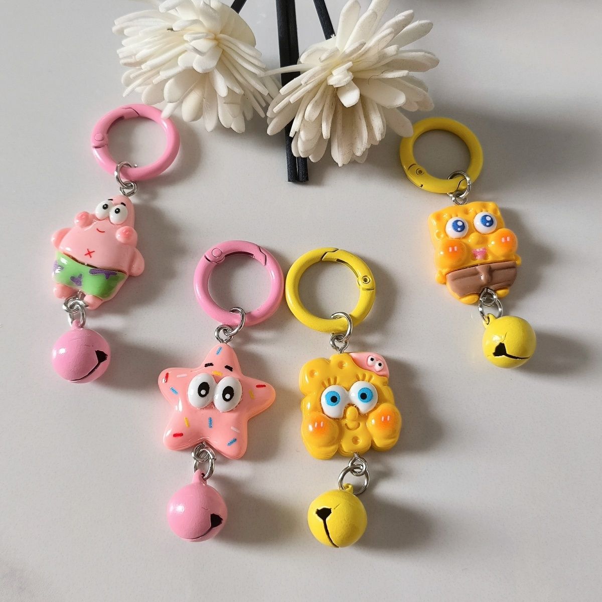 Tarjeta de campana D01 Baby Esponja Pi Big Star Keychain Cartoon nuevos accesorios lindos amigos regalos mochila colgar