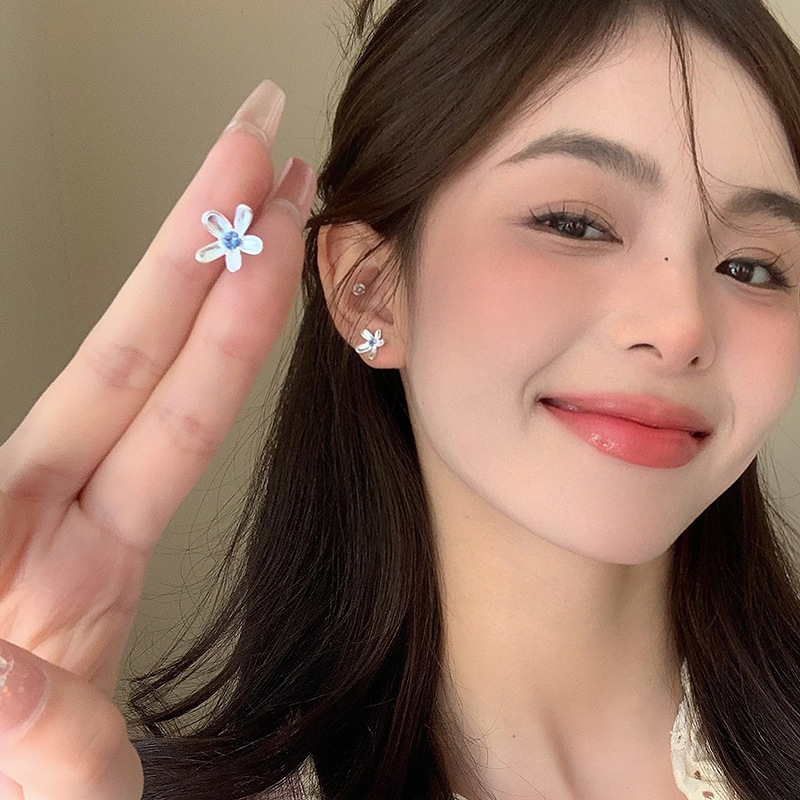 Cute fresh earrings with zircon