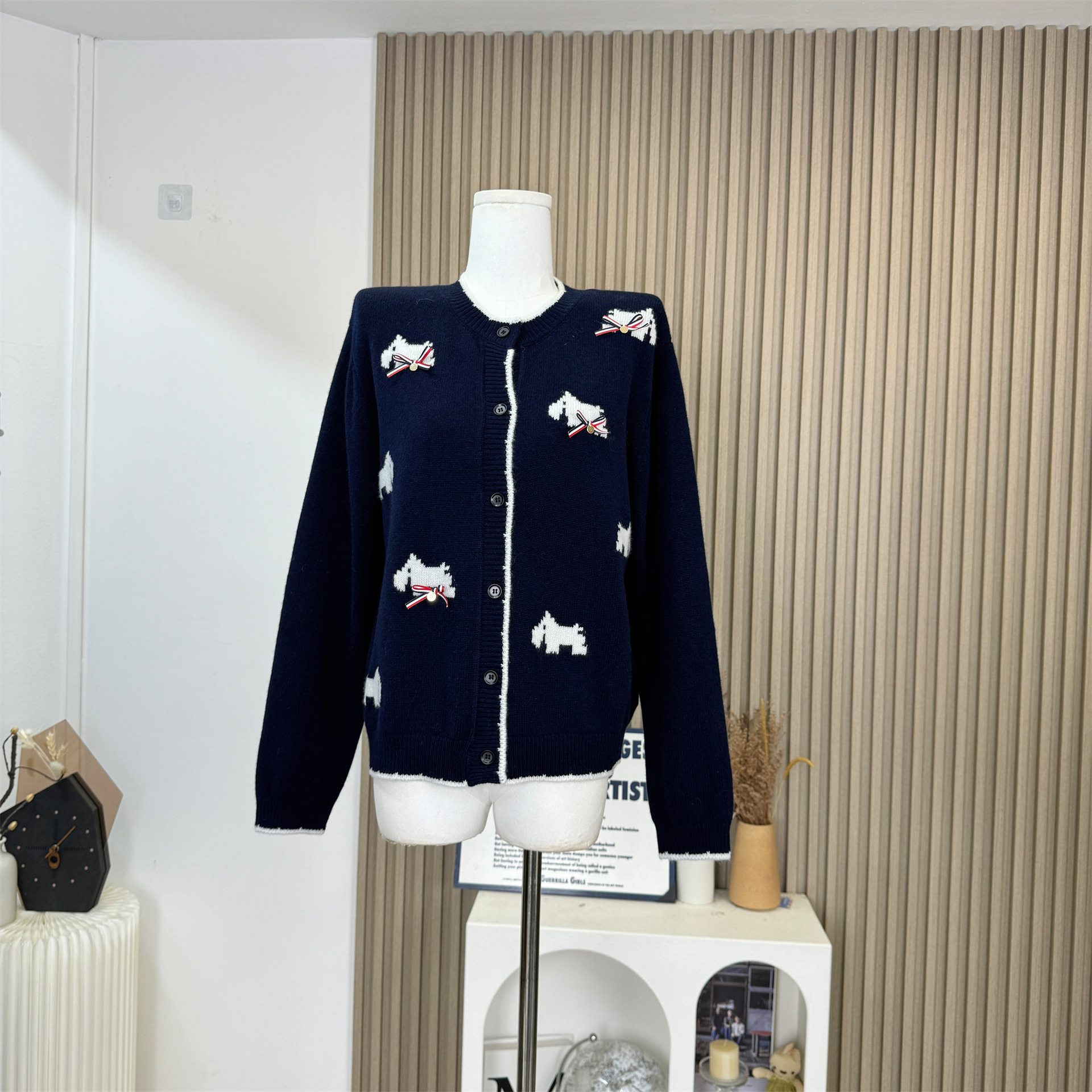 Knitted sweater with bow