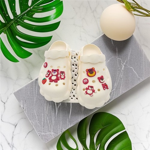 Cross-border Amazon hole shoe accessories DIY cartoon new creative matching shoe buckle INS strawberry bear set