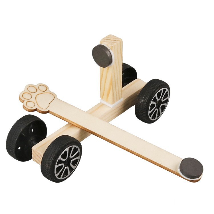 Estudiante de escuela primaria Ciencia y Tecnología pequeña producción bricolaje materiales de producción de aula hechos a mano niños ciencia experimento juguetes físicos