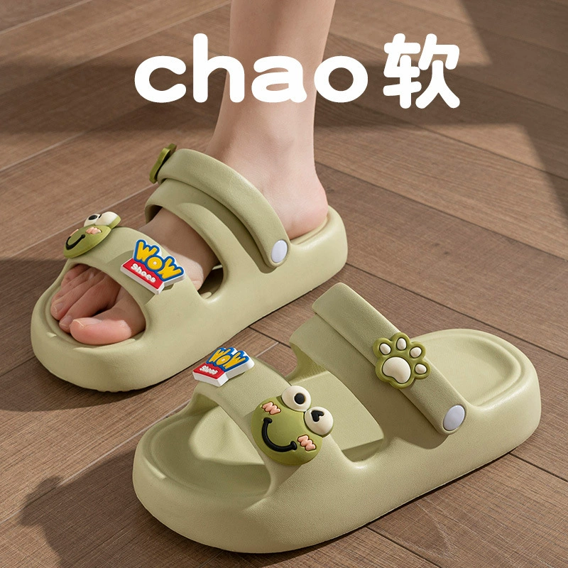 Сандалии женщины носят противоскользящие фекалии на улице