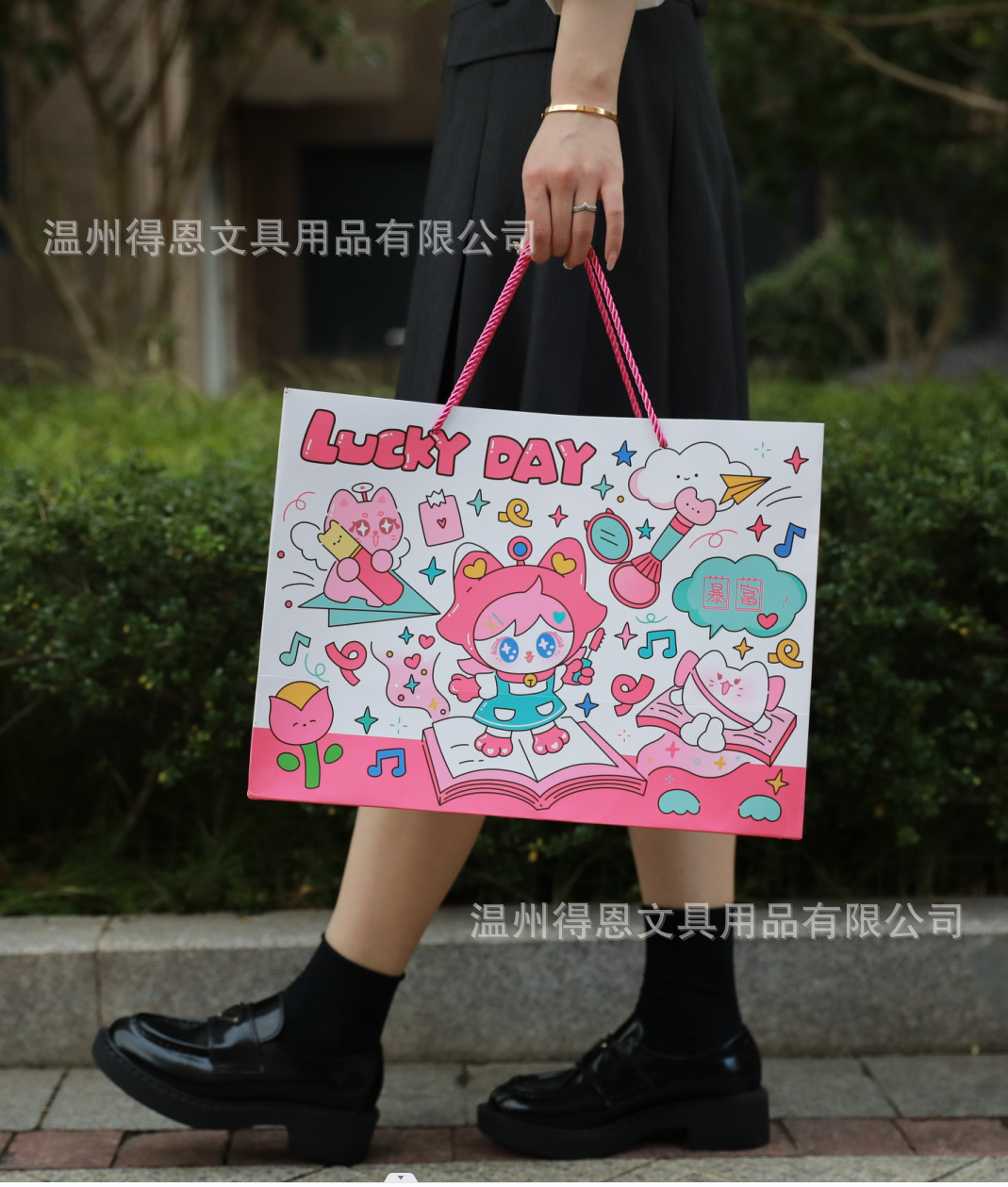 拼多多卡通涂鸦礼品袋生日礼物包装手提袋纸袋可爱卡通创意袋子