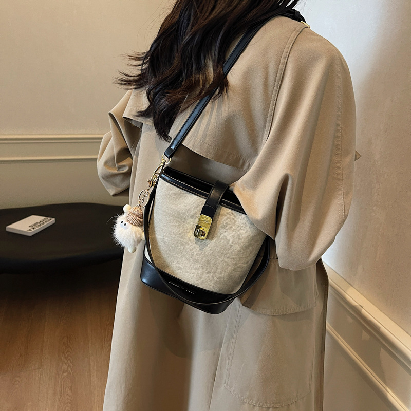 화이트에 블랙 벨트 펜던트