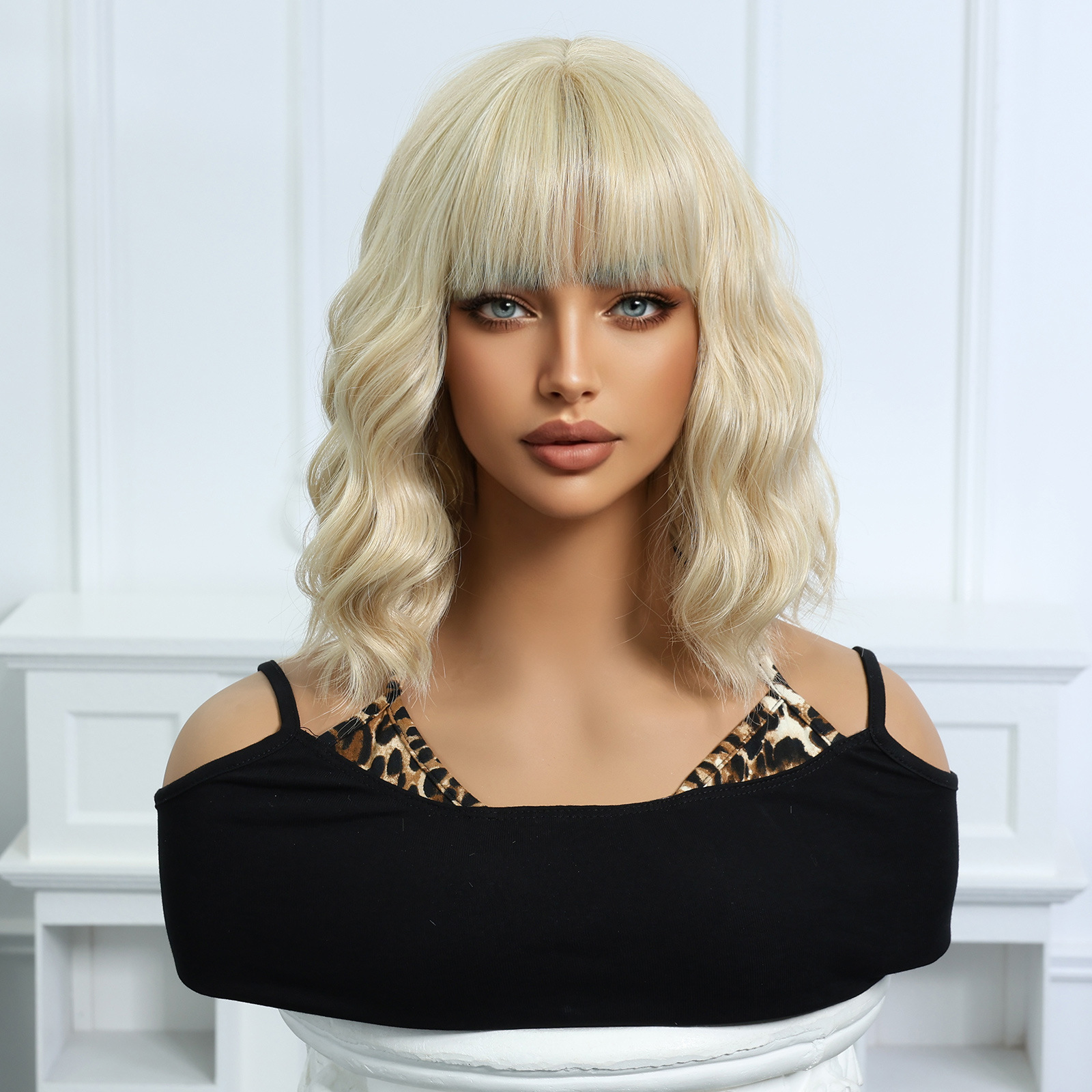 Red de Internet venta caliente peluca femenina lindo viento dorado Bobo cabeza rizada corta punto de fábrica seda mate de alta temperatura cabeza completa