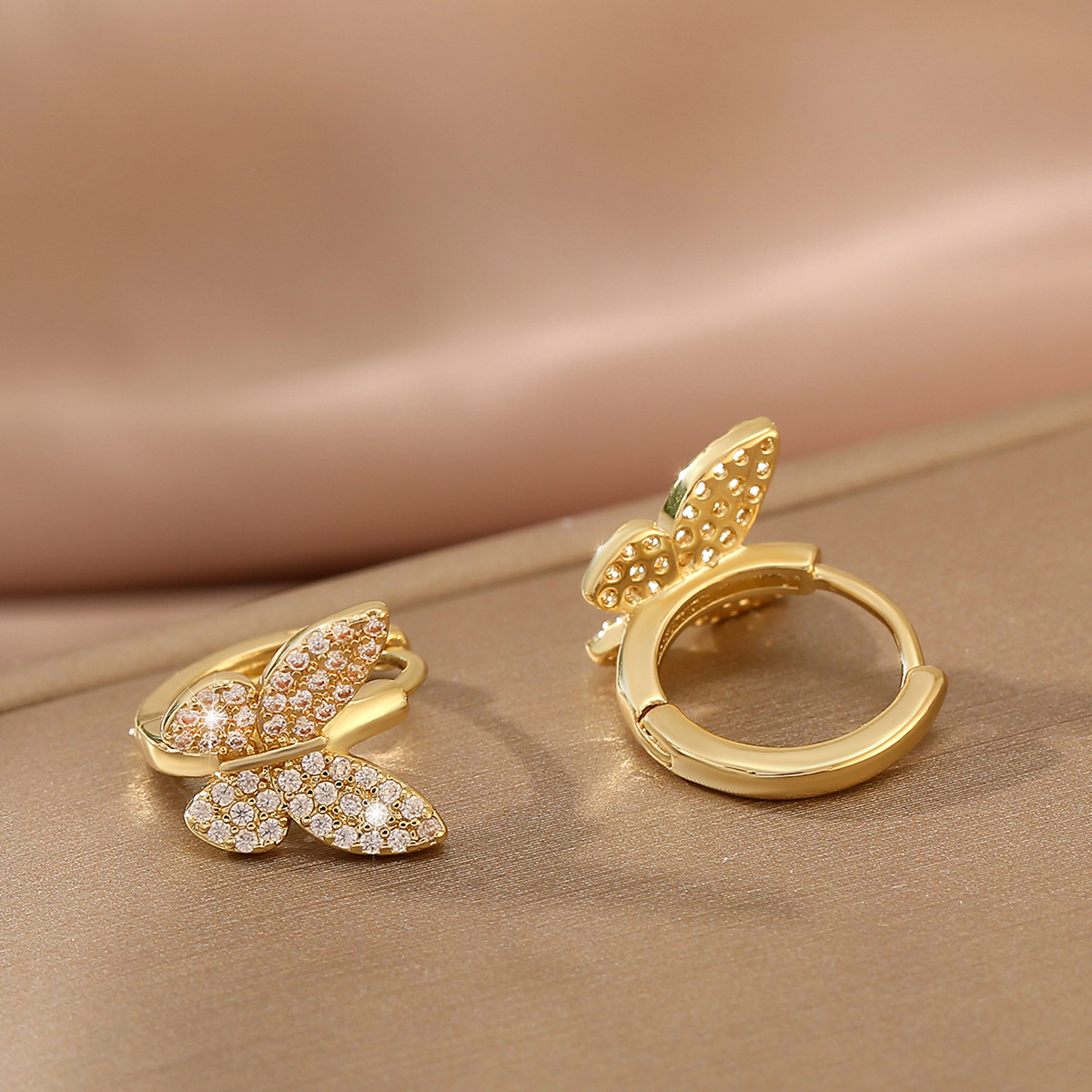 Venta caliente europea y americana elegante moda cobre con incrustaciones de circonio mariposa oído anillo nicho diseño roto capullo oreja hebilla pendientes mujer fábrica al por mayor