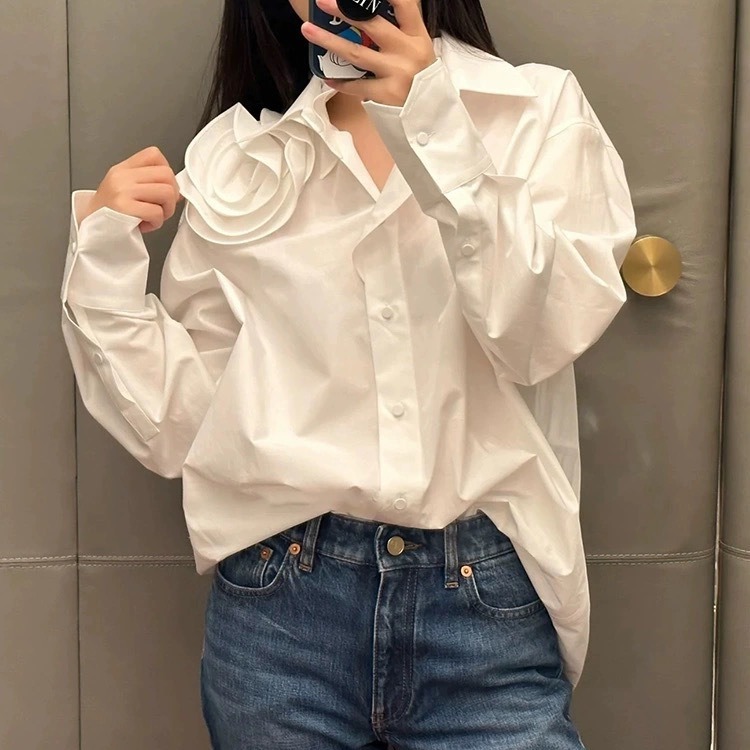 흰색 부드러운 입체 꽃 셔츠 여성의 봄과 가을 새로운 하이 엔드 라이트 럭셔리 웨스턴 스타일 캐주얼 게으른 탑