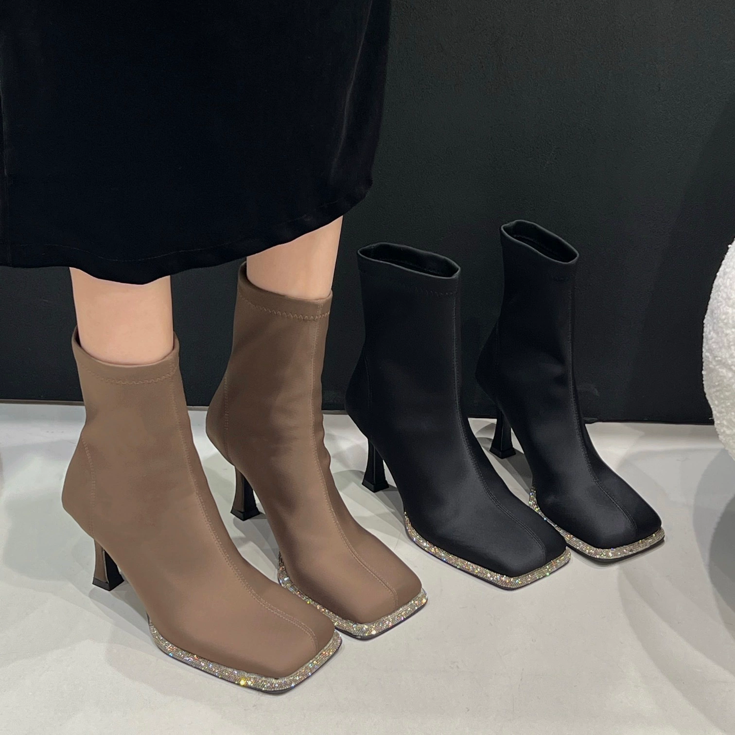 Осень 2023 В Корейском стиле отличительная квадратная голова со стразами Декоративный материал низа Лайкра Высокий каблук Элегантные элегантные тонкие ботильоны