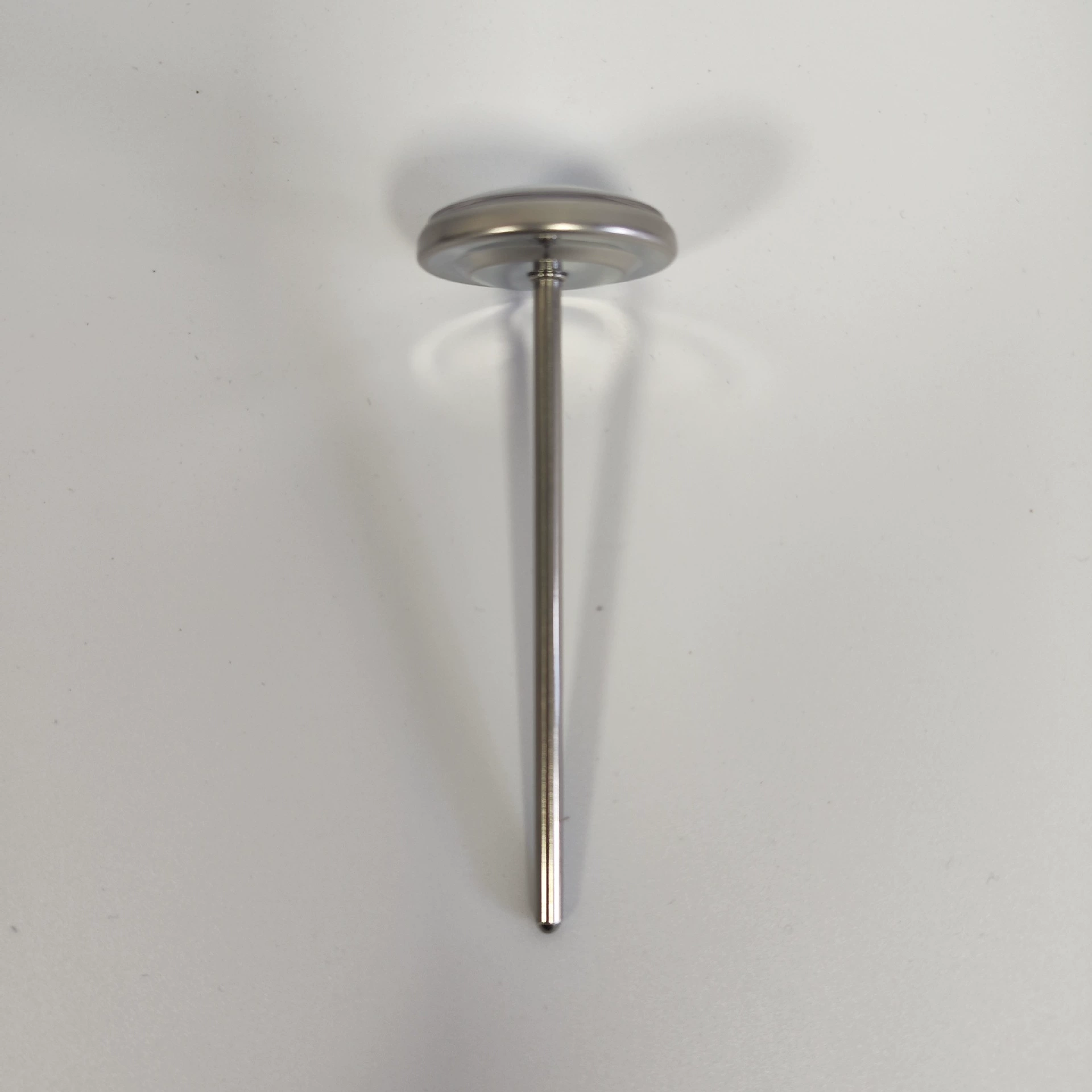 Производители на складе поставляют термосы