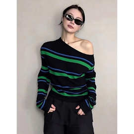 2025秋季轻奢小众不撞款上衣减龄斜露肩绿色条纹毛衣针织衫女